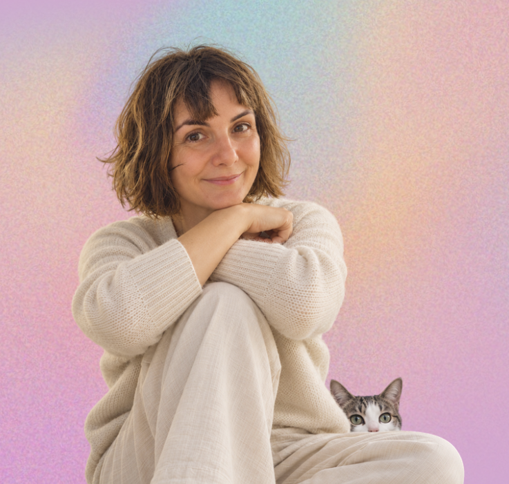 Elisa, fondatrice di Studio KŌS, sorridente con un gattino accanto